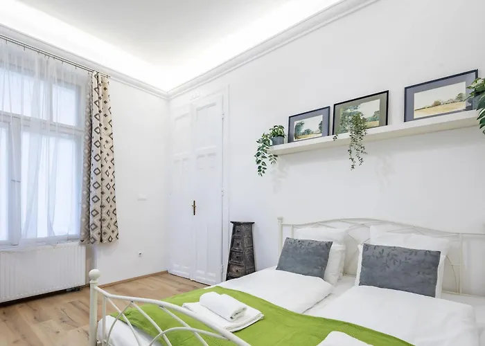 Apartament - Large And Comfy *